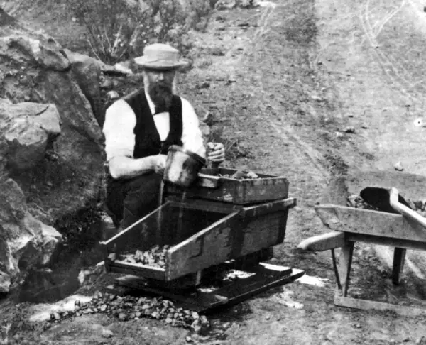 "Primitive Mining - The Old Rocker" (Carleton Emmons Watkins posando como minero, c. 1876)